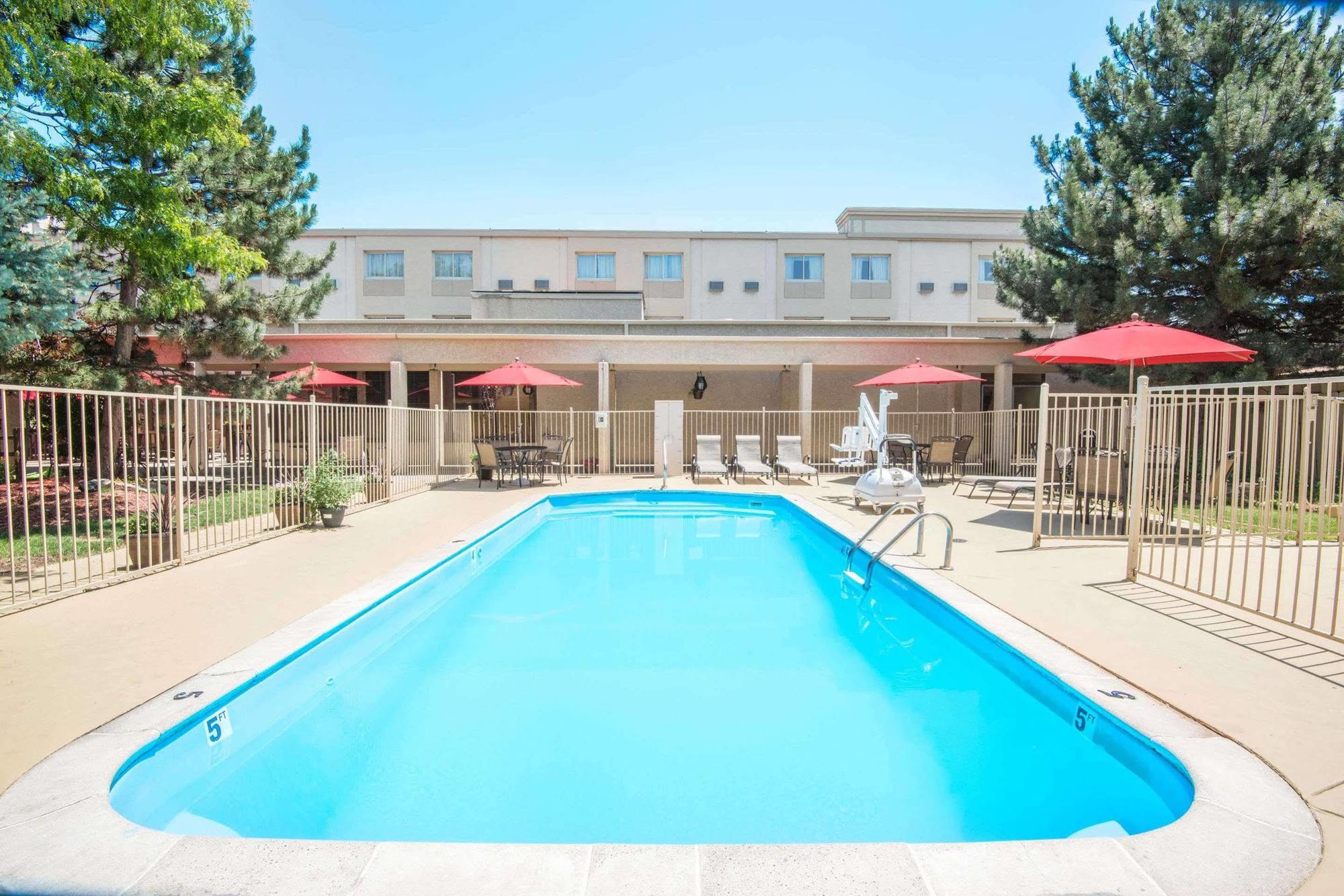 Ramada By Wyndham Denver Downtown Exterior foto